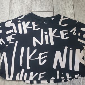 Nike Monochrome Graphic Crop Top